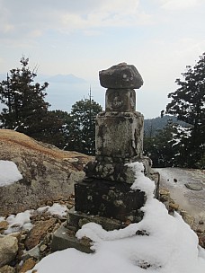 2017-01-21 13.35.57 IMG_9108 Anne - stone column in snow.jpeg: 3456x4608, 4383k (2017 Jan 26 18:36)