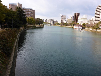 2017-01-22 10.08.55 P1010663 Simon - Motoyasu River adjacent to Hotel Sunroute.jpeg: 4608x3456, 5795k (2017 Jan 29 10:22)
