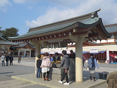 2017-01-22 12.50.43 IMG_9256 Anne - Purification at Hiroshima Gokoku Shrine.jpeg: 4608x3456, 5489k (2017 Jan 26 18:37)