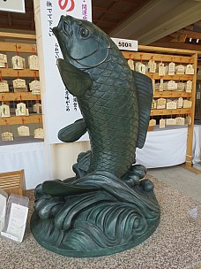 2017-01-22 12.53.50 IMG_9259 Anne - Carp statue at Hiroshima Gokoku Shrine.jpeg: 3456x4608, 5925k (2017 Jan 26 18:37)