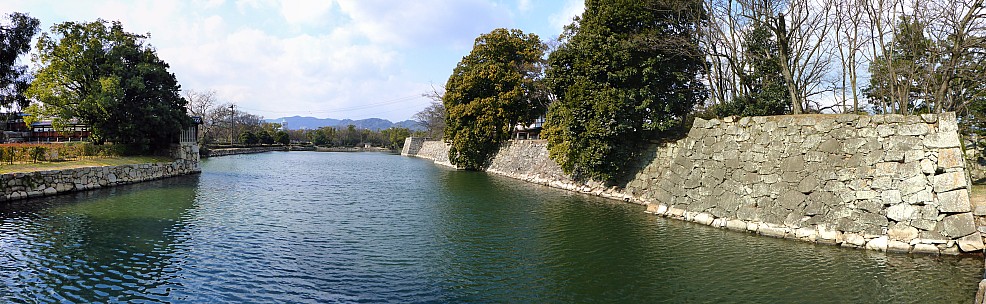 2017-01-22 12.58.13 Panorama Simon - Hiroshima Castle moat_stitch.jpeg: 10171x3136, 35922k (2017 Jul 16 20:31)