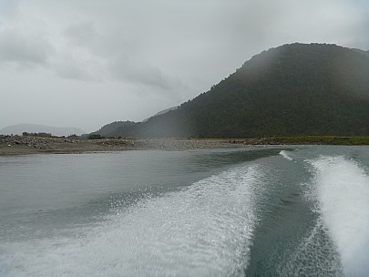 2019-01-13 10.40.20 P1000549 Jim - looking down the Paringa from the jetboat.jpeg: 4320x3240, 4391k (2019 May 10 21:46)