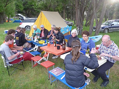 Morison Bush - dinner time
Photographer;&nbsp;Simon
2012-12-01&nbsp;19.25.17;&nbsp;Metadata time: '2012 Dec 01 19:25'
Original size:&nbsp;4,000 x 3,000; 6,522 kB
Filename: 2012-12-01 19.25.17 P1040395 Simon - Morison Bush - dinner time.jpeg