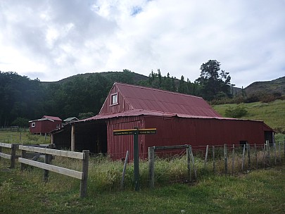 2013-11-18 08.46.45 P1050385 Simon - Quail Flat historic woolshed.jpeg: 4000x3000, 5300k (2013 Nov 18 08:46)