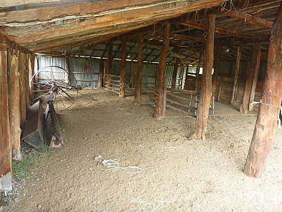 2013-11-18 08.47.39 P1050386 Simon - Quail Flat historic woolshed interior.jpeg: 4000x3000, 6268k (2013 Nov 18 08:47)