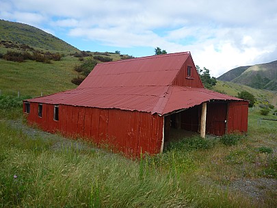 2013-11-18 08.51.39 P1050390 Simon - Quail Flat historic woolshed.jpeg: 4000x3000, 6567k (2013 Nov 18 08:51)