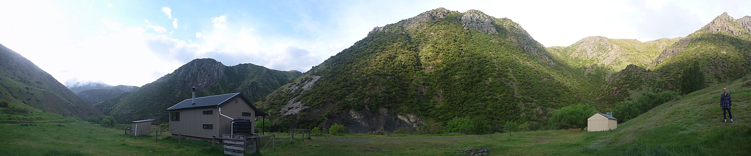 2013-11-18 19.09.20 P1050434 Simon - Bluff Dump Hut_stitch.jpg: 14005x2908, 4562k (2013 Nov 19 20:12)