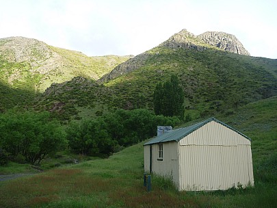 2013-11-18 19.10.43 P1050439 Simon - Bluff Dump Hut.jpeg: 4000x3000, 5969k (2013 Nov 18 19:10)