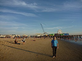 Jim in front of the Pier
Photographer;&nbsp;Simon
2014-01-18&nbsp;16.34.05;&nbsp;Metadata time: '2014 Jan 18 16:34'
Original size:&nbsp;4,000 x 3,000; 5,887 kB
Filename: 2014-01-18 16.34.05 P1000047 Simon - Jim in front of the Pier.jpeg