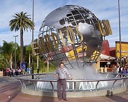 LA Simon outside Universal Studios
Photographer;&nbsp;Jim
2014-01-19&nbsp;09.32.23;&nbsp;Metadata time: '2014 Sept 03 21:52'
Original size:&nbsp;3,463 x 2,767; 4,748 kB;&nbsp;cr
Filename: 2014-01-19 09.32.23 P1000425 Jim - LA Simon outside Universal Studios_cr.jpeg