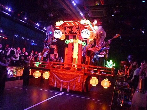 Robot Bar bass guitarists
Photographer;&nbsp;Simon
2015-02-07&nbsp;18.09.39;&nbsp;Metadata time: '2015 Feb 07 18:09'
Original size:&nbsp;2,048 x 1,536; 765 kB
Filename: 2015-02-07 18.09.39 P1010305 Simon - Robot Bar bass guitarists.jpeg