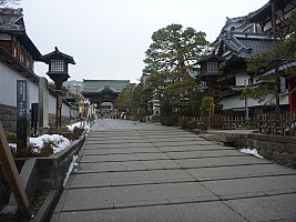Path to Zenko-ji
Photographer;&nbsp;Simon
2015-02-13&nbsp;14.44.47;&nbsp;Metadata time: '2015 Feb 13 14:44'
Original size:&nbsp;4,000 x 3,000; 5,676 kB
Filename: 2015-02-13 14.44.47 P1010524 Simon - path to Zenko-ji.jpeg