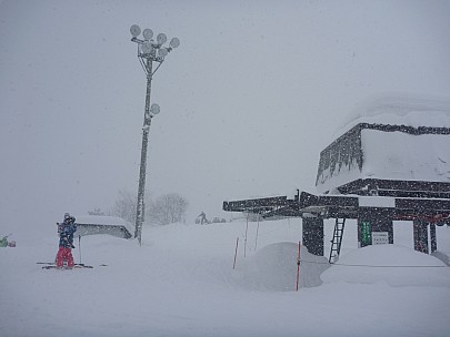 Heavy snow when we arrived at Norikura
Photographer;&nbsp;Simon
2015-02-14&nbsp;08.23.30;&nbsp;Metadata time: '2015 Feb 14 08:23'
Original size:&nbsp;4,000 x 3,000; 4,053 kB
Filename: 2015-02-14 08.23.30 P1010538 Simon - heavy snow when we arrived at Norikura.jpeg