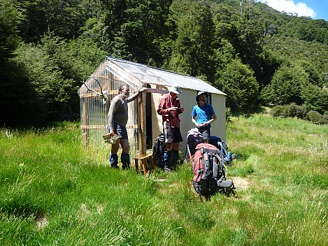 2016-01-08 12.59.23 P1040151 Philip - Simon, Bruce and Brian at the tiny Cotters Hut.jpeg: 4320x3240, 5735k (2016 Jan 08 12:59)
