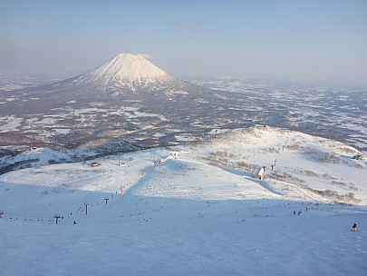 2016-02-28 16.15.45 P1000678 Simon - evening view from top of Winderland chair down Snorkel course.jpeg: 4608x3456, 6168k (2016 Feb 28 16:15)