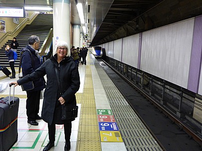 2017-01-14 08.49.19 P1010262 Simon - Anne and Shinkansen arriving.jpeg: 4608x3456, 6251k (2017 Jan 29 09:54)