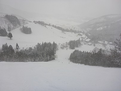 2017-01-15 15.51.53 P1010287 Simon - view down Schneider course to Hikage.jpeg: 4608x3456, 6048k (2017 Jan 29 10:20)