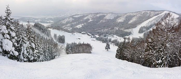 2017-01-19 16.10.39 Panorama Simon - view from halfway down Kurokua course_stitch.jpg: 8184x3564, 27989k (2017 Apr 30 19:41)