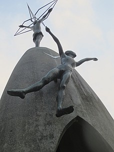 2017-01-20 16.40.44 IMG_9012 Anne - Children's Peace Monument.jpeg: 3456x4608, 4550k (2017 Jan 26 18:36)