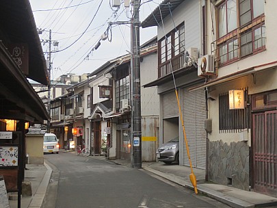 2017-01-21 17.17.08 IMG_9170 Anne - Itsukushima Shrine Town street.jpeg: 4608x3456, 5452k (2017 Jan 26 18:36)