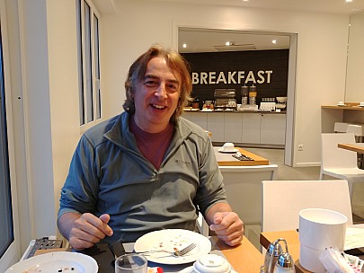 2018-01-20 08.10.59 LG6 Simon - Jim at breakfast in Hotel Suisse.jpeg: 4160x3120, 2447k (2018 Jan 20 20:11)