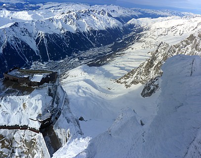 2018-01-25 16.55.22 P1010975 Simon - l'Aiguille du Midi station and Glacier des Pèlerins_stitch.jpg: 5933x4665, 25634k (2018 Mar 19 19:11)