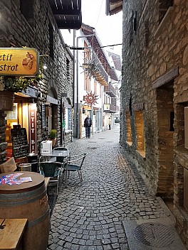 2018-01-26 16.32.43 Jim - Simon in cobbled Courmayeur street.jpeg: 3024x4032, 5015k (2023 Jan 31 08:37)