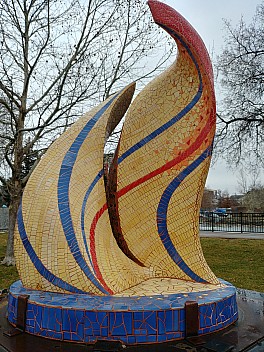 2019-03-03 12.17.44_HDR LG6 Simon - Beckon sculpture.jpeg: 3120x4160, 6176k (2019 Mar 04 19:58)