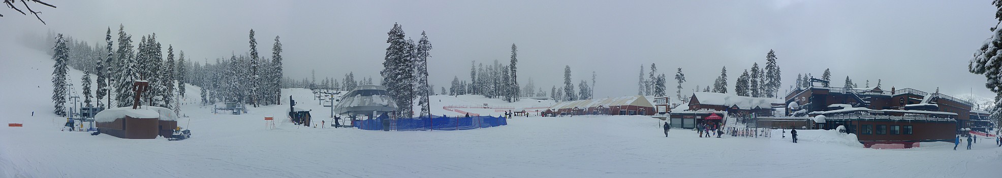 2019-03-07 12.11.04 Panorama Simon - Sierra at Tahoe base_stitch.jpg: 15270x2726, 35772k (2019 Mar 25 18:03)