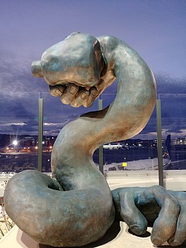 2019-03-08 18.29.15 LG6 Simon - Turn - airport sculpture.jpg: 3120x4160, 4763k (2019 Mar 09 15:29)