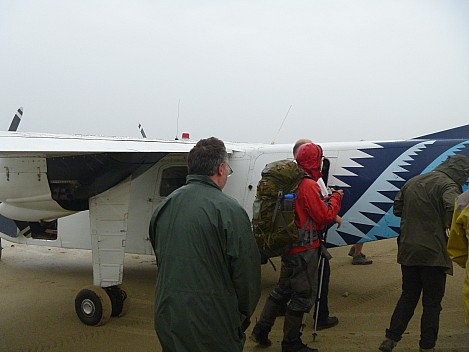 2019-11-09 17.31.34 P1000696 Jim - unloading plane at Mason Bay.jpeg: 4320x3240, 4223k (2019 Nov 09 17:31)