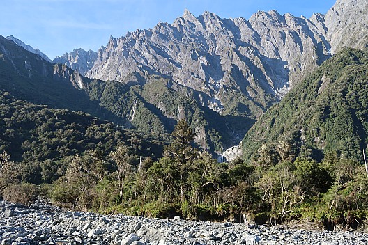 2022-03-09 09.13.42 IMG_0319 Brian - Scott Creek, waterfall, and Sierra Range.jpeg: 5472x3648, 12263k (2022 Dec 04 14:10)