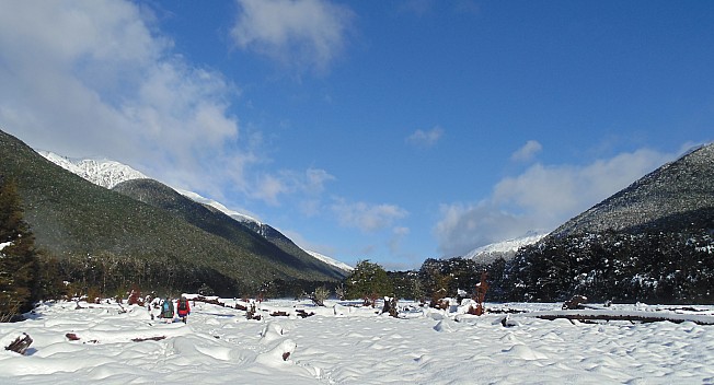 2022-08-02 09.39.31 DSC02879 Alan - Simon and Bruce heading up Hurunui in snow_stitch_cr.jpg: 5546x2994, 12255k (2022 Dec 11 15:03)