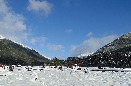 2022-08-02 09.39.36 DSC02880 Alan - Simon and Bruce heading up Hurunui in snow_cr.jpg: 4608x3024, 4410k (2022 Dec 11 15:03)