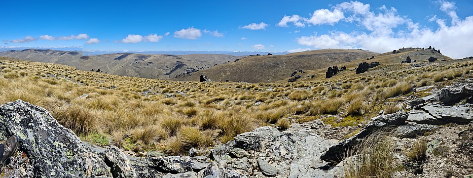 Dunstan Mountain tops
Photographer;&nbsp;Simon
2022-12-31&nbsp;12.02.23;&nbsp;Metadata time: '2022 Dec 31 12:02'
Original size:&nbsp;23,297 x 8,789; 201,879 kB;&nbsp;stitch
Filename: 2022-12-31 12.02.23 S20+ Simon - Dunstan Mountain tops_stitch.jpg