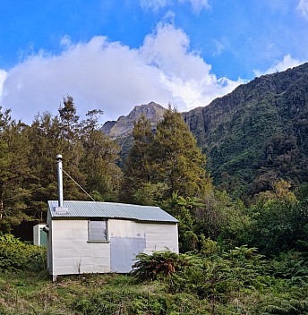 Middle Head Hut
Photographer;&nbsp;Simon
2023-04-16&nbsp;16.32.23;&nbsp;Metadata time: '2023 Apr 16 16:32'
Original size:&nbsp;10,361 x 10,603; 24,234 kB;&nbsp;stitch
Filename: 2023-04-16 16.32.23 S20+ Simon - Middle Head Hut_stitch.jpg