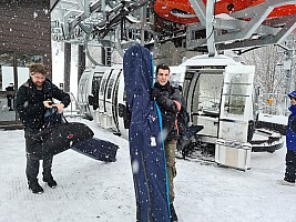 Prince Hotel East Wing to Hotel Alpenburg; visit to the Jigokudani Snow Monkeys
Kevin and Adrian getting off the Yamanoeki access gondola
Photographer;&nbsp;Simon
2024-03-06&nbsp;10.07.35;&nbsp;Metadata time: '2024 Mar 06 10:07'
Original size:&nbsp;9,248 x 6,936; 18,371 kB
Filename: 2024-03-06 10.07.35 S20+ Simon - Kevin and Adrian getting off the Yamanoeki access gondola.jpeg