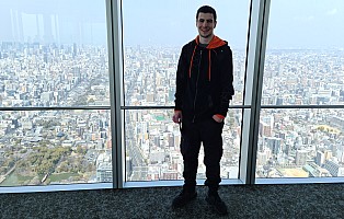 Ōsaka markets, visit to Nara
Adrian in Abeno Harukas
Photo: Simon
2024-03-14 12.49.37; '2024 Mar 14 12:49'
Original size: 9,248 x 5,896; 11,415 kB; cr
2024-03-14 12.49.37 S20+ Simon - Adrian in Abeno Harukas_cr.jpg