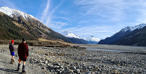 Philip and Brian looking up the Hopkins
Photographer;&nbsp;Simon
2024-09-29&nbsp;09.50.11;&nbsp;Metadata time: '2024 Sept 29 09:50'
Original size:&nbsp;12,474 x 6,297; 15,173 kB;&nbsp;stitch
Filename: 2024-09-29 09.50.11 S20+ Simon - Philip and Brian looking up the Hopkins_stitch.jpg