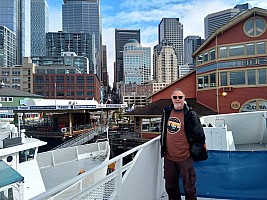 Simon and Seattle and Pier  55
Photographer;&nbsp;Nick
2025-03-03&nbsp;10.42.57;&nbsp;Metadata time: '2025 Mar 03 10:43'
Original size:&nbsp;4,608 x 3,456; 4,718 kB
Filename: 2025-03-03 10.42.57 IMG Nick - Simon and Seattle and Pier 55.jpeg